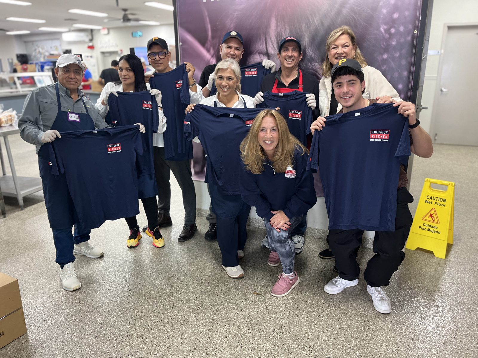 Yeikol Perez en voluntariado Soup Kitchen